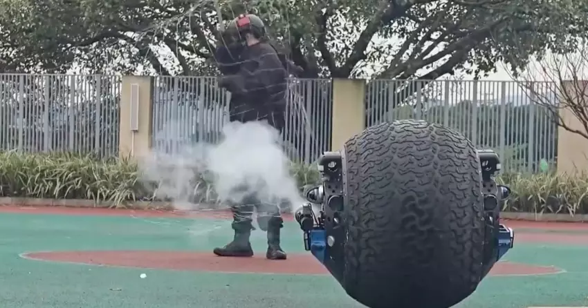 Chinesischer Robocop geht zum ersten Mal auf Streife: Er sieht aus wie BB-8 aus Star Wars und hat nicht-tödliche Waffen (Video)