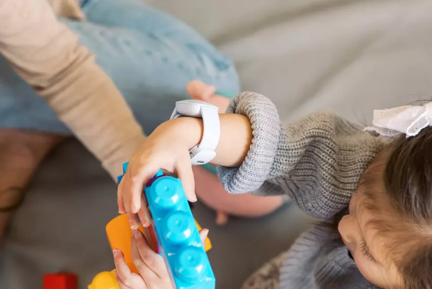Dieses Wearable für Kleinkinder schützt sie, indem es ihre Eltern ihre Gesundheit und ihren Standort verfolgen lässt