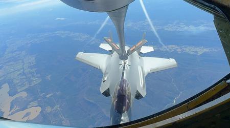 Polnische F-35A zum ersten Mal in US-Luft betankt 