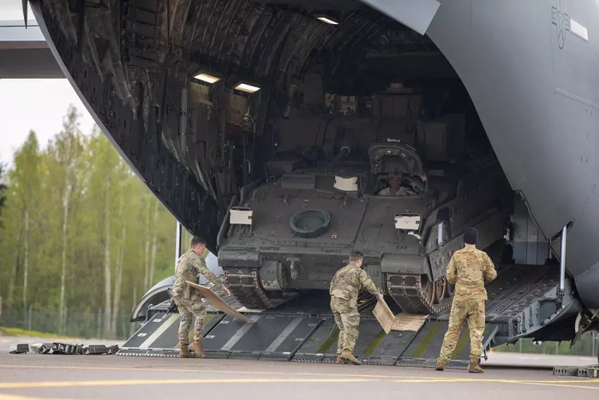 Bradley beim Entladen in Estland. Illustration: US-Armee