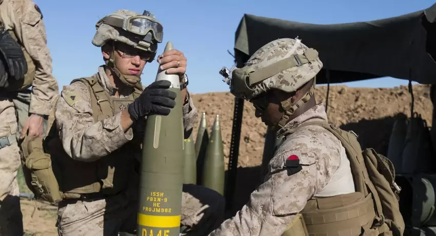 Die Ukraine erhielt 900 hochpräzise GPS-gesteuerte Raketen M982 Excalibur im Wert von 92 Millionen Dollar, dank ihnen können Haubitzen M777A2 und SAU PzH 2000 bis zu 40,5 km mit einer Genauigkeit von 2 Metern schießen