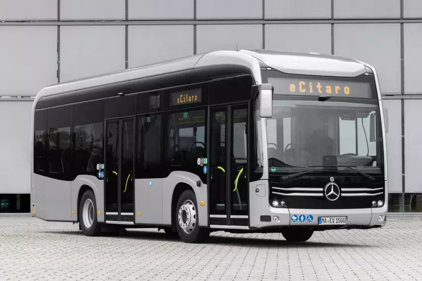 Mercedes-Benz hat den elektrischen Niederflurbus eCitaro K mit einer Reichweite von bis zu 500 Kilometern vorgestellt