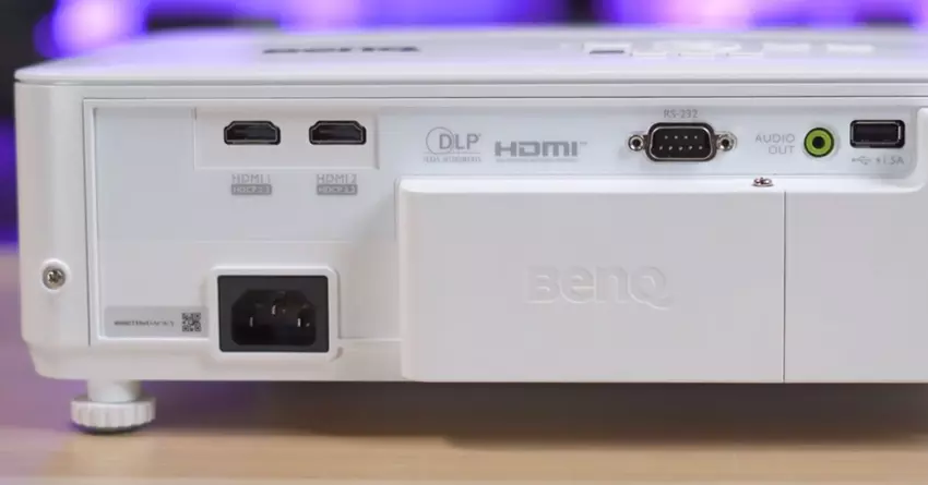 BenQ TK700STi beamer mit boxen