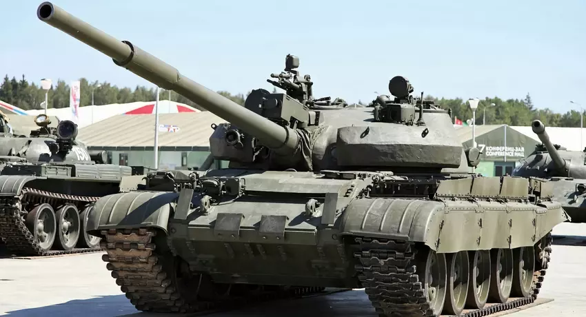 Ukrainische Soldaten beschlagnahmen den russischen Panzer T-62M "Fury", der in den 60er Jahren in Dienst gestellt wurde