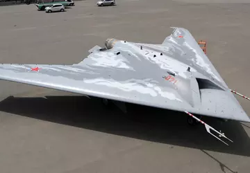 Geheime russische Tarnkappendrohne S-70 in der ...