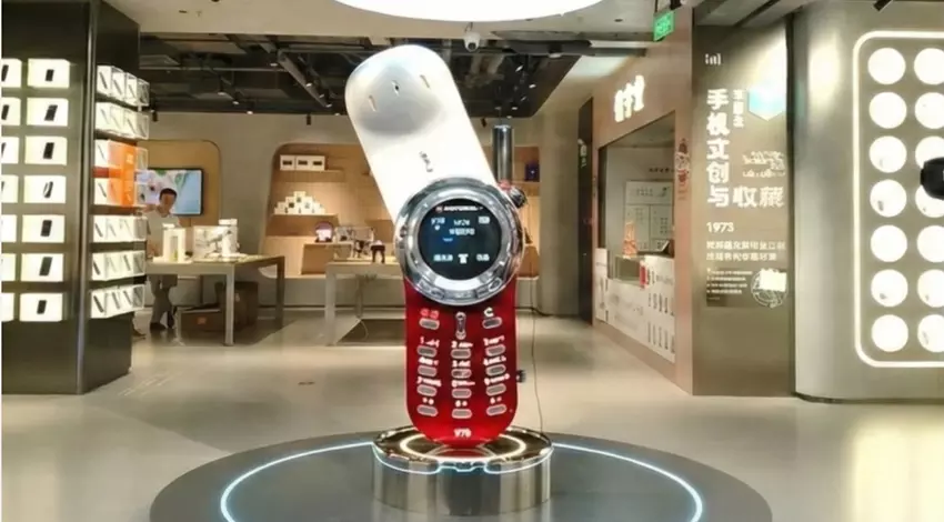 Eine zwei Meter große funktionsfähige Nachbildung des legendären Motorola V70 wird im chinesischen Mobiltelefonmuseum ausgestellt