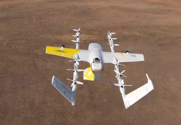 Flügeldrohnen holen Waren für die Auslieferung ...