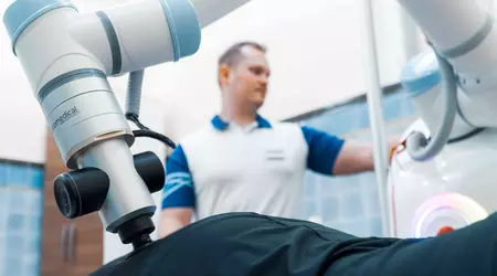 Anna, die Roboter-Masseurin: Der weltweit erste KI-Massageroboter Rocozyer ist in der Tschechischen Republik auf den Markt gekommen - und er kümmert sich nicht um Cellulite
