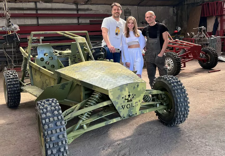 Serhiy Prytula veranstaltet ein Gewinnspiel: gegen eine Spende kann man einen Namen für den VOLS-Buggy geben, der an die Front fährt