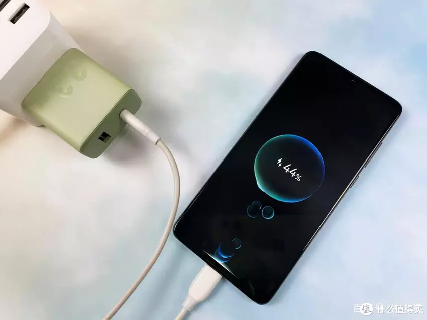 das iPhone 13 ist noch nicht erhältlich, aber die Xiaomi-Submarke hat bereits ein Ladegerät dafür auf den Markt gebracht - das ZMI 33W 1A1C für nur $12