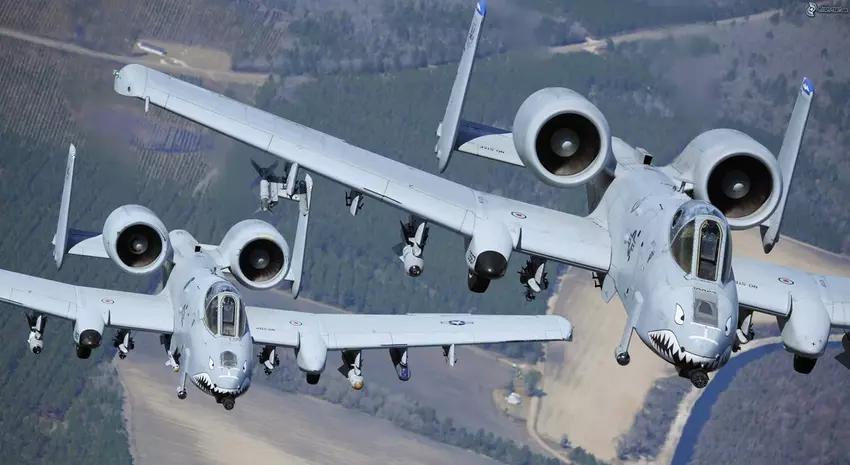 Das kultige Kampfflugzeug A-10 Thunderbolt II nahm an einer Übung im Golf von Oman an der Seite des Zerstörers USS Stethem teil, der Tomahawk-Raketen tragen kann.