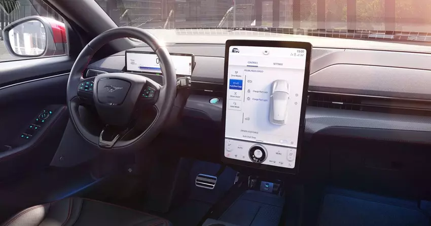 Apple wirbt den 31-jährigen Ford-Veteranen ab, da das Unternehmen die Einführung von selbstfahrenden Elektrofahrzeugen bis 2025 anstrebt