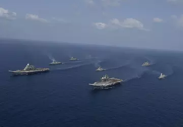 Die indische Marine führt erstmals Manöver ...