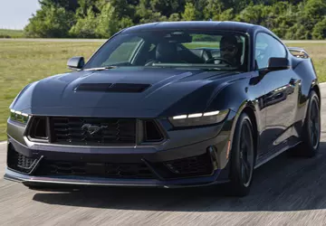 Der Benzin Ford Mustang hat erneut ...