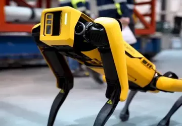 Der Spot-Roboter des SWAT-Teams gibt während ...