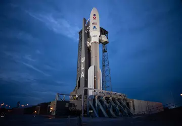 Atlas-V-Rakete bringt zwei Satelliten der US ...