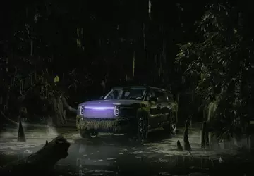 Mit erschreckenden Geräuschen und Lichtern: Rivian ...