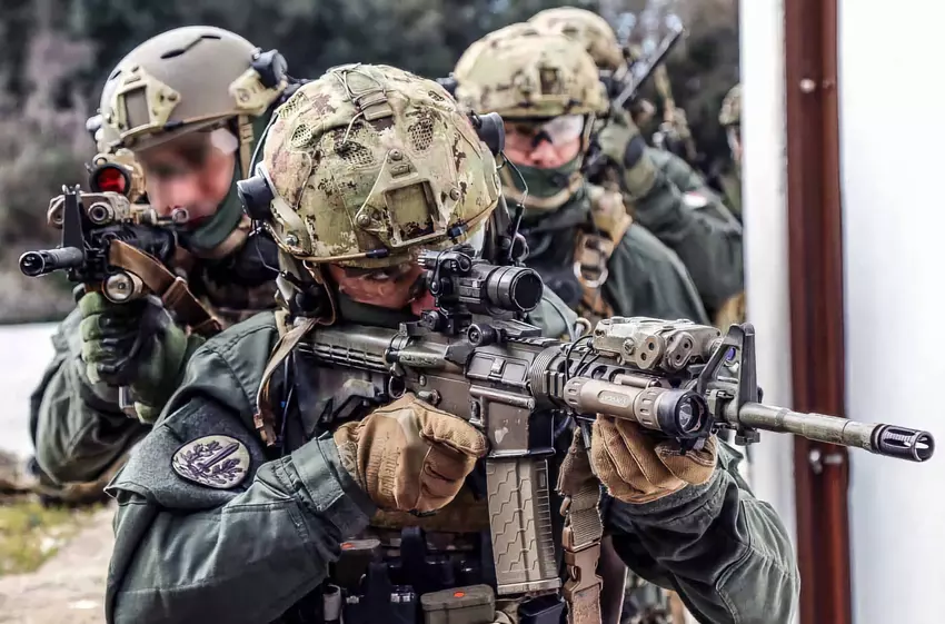 "Dies wird die Verteidigungskapazitäten gegen eine russische Aggression deutlich erhöhen: Italien übergibt 5 Militärhilfepakete an die Ukraine