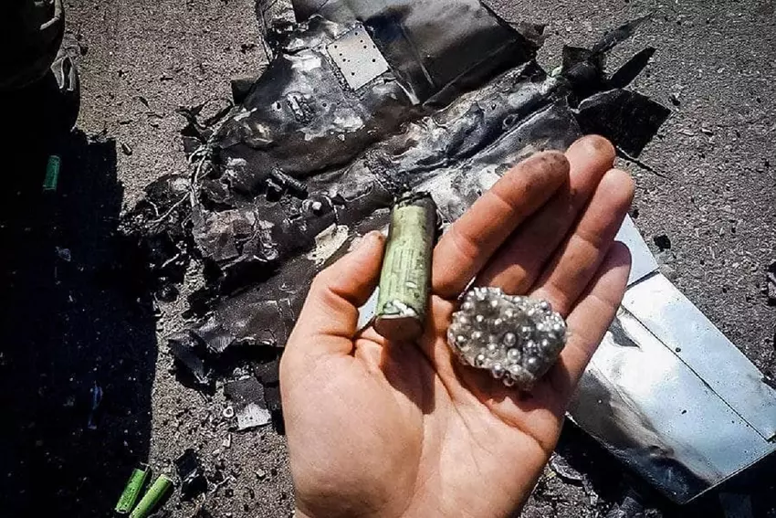 Ein Nationalgardist hat mit einer AK-47 eine feindliche Drohne abgeschossen