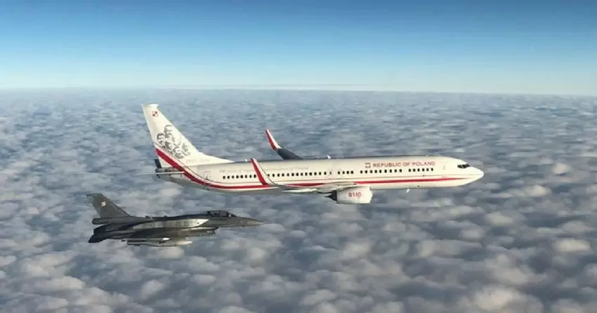 Polnische Spieler reisen in Begleitung von F-16 Fighting Falcon-Kampfflugzeugen zur Fußballweltmeisterschaft 2022 in Katar