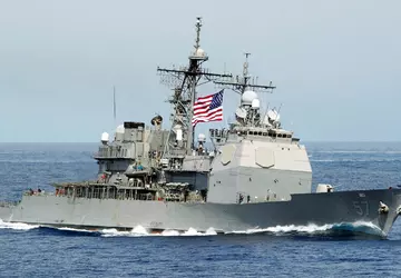 Die US-Marine hat den Kreuzer USS ...