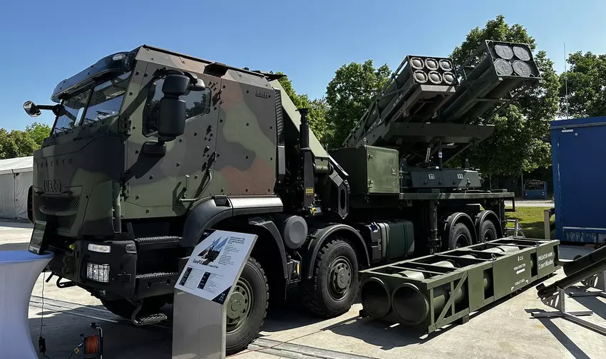KMW und Elbit präsentieren das Euro-PULS-System auf einem IVECO-Fahrgestell mit Abschussvorrichtung für GMLRS M31, Accular, EXTRA, Predator Hawk, NSM und JSF-M Raketen