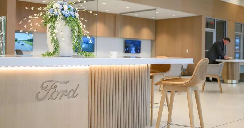 Neue Ford-Autohäuser, die wie Hotellobbys gestaltet sind
