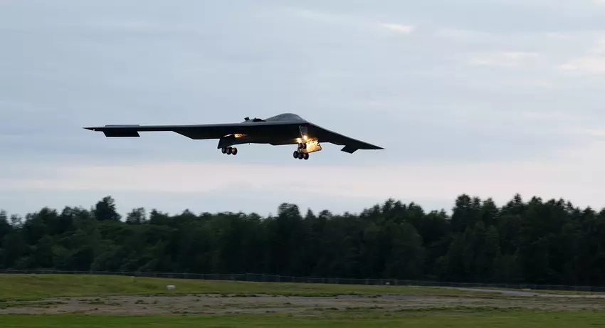 Ein Atombomber vom Typ B-2 Spirit ist auf der Joint Base Elmendorf-Richardson in Alaska eingetroffen