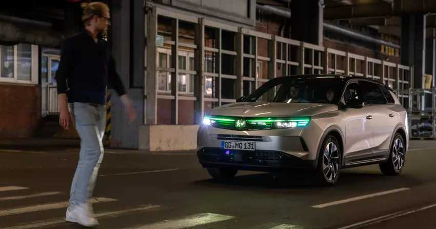 Opel zeigte Lichtkommunikation mit KI für unbemannte Fahrzeuge