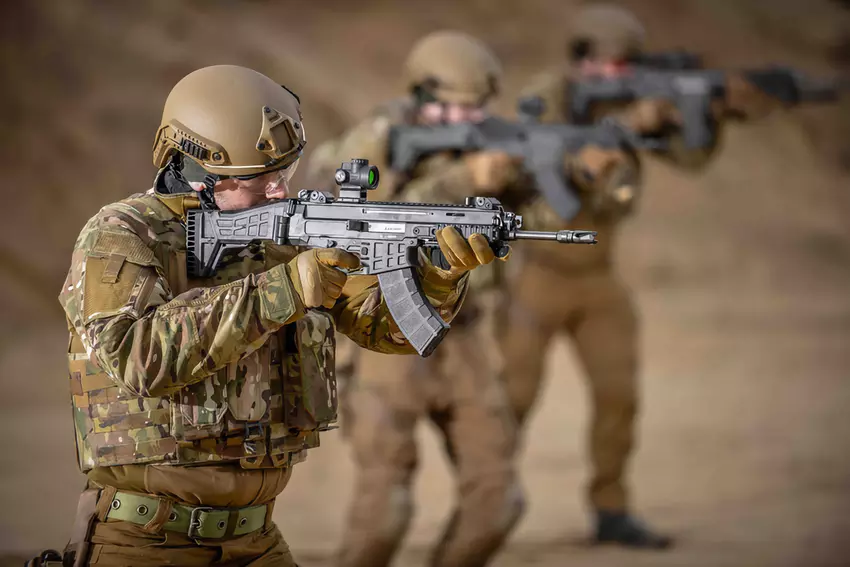 Ukrainische Verteidiger erhielten tschechische Gewehre CZ BREN 2