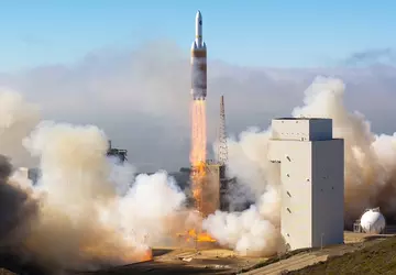 Eine ULA Delta IV Heavy-Rakete hat ...