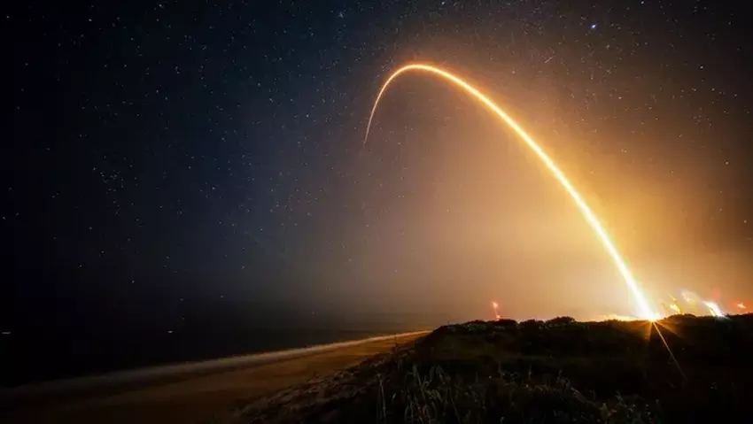 SpaceX führte im Jahr 2025 den 150. Start der Falcon 9 durch und schickte 29 Starlink-Satelliten ins All