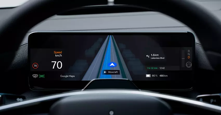 Armaturenbrett des Polestar 4 zeigt die Live-Spurführung von Google Maps