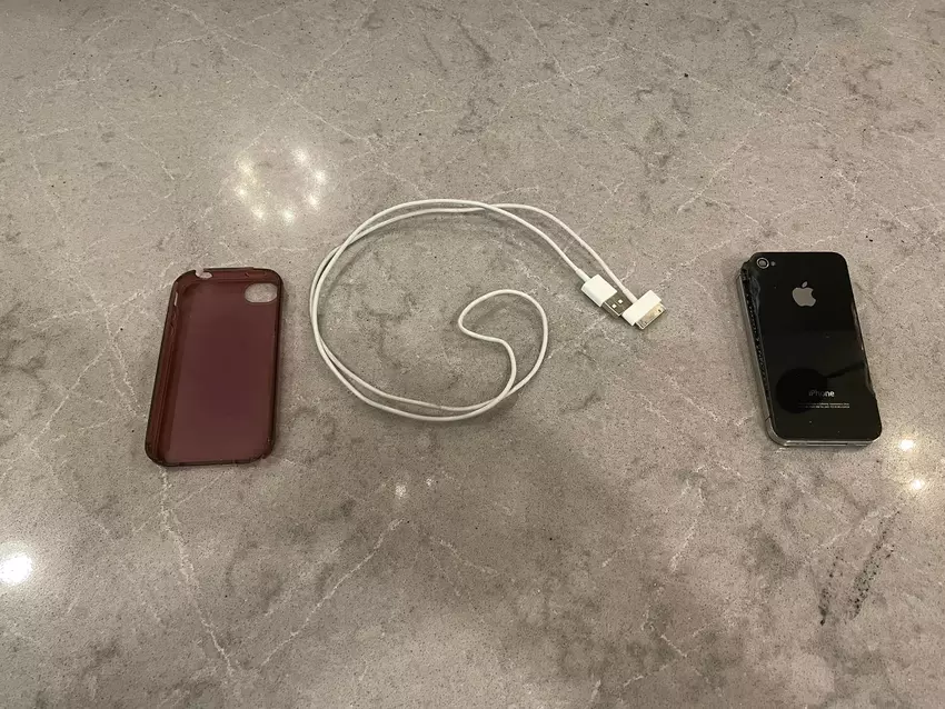 Ein 12 Jahre altes iPhone geriet beim Aufladen im Haus in Brand und wurde von einer Google Nest-Kamera auf Video aufgezeichnet