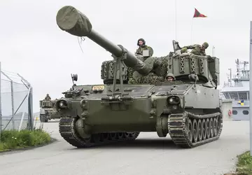 Video von Übungsschüssen aus norwegischen Panzerhaubitzen ...