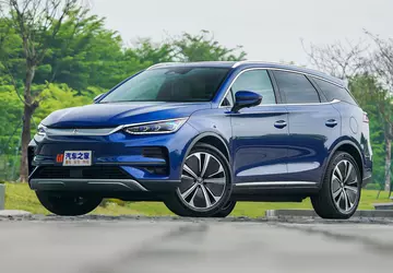 Chinesischer Autohersteller BYD übertrifft Tesla bei ...