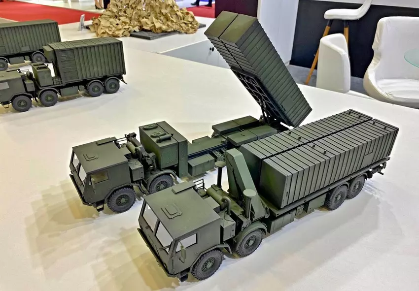 Die tschechoslowakische Gruppe hat den ballistischen Mittelstreckenflugkörper KHAN mit einer Abschussvorrichtung auf einem Tatra 815-7-Fahrgestell kombiniert.