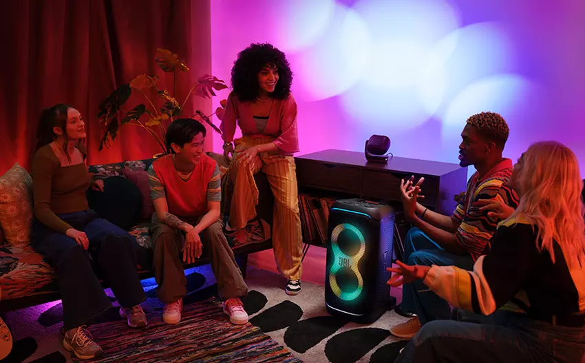 JBL stellt die neuen intelligenten Leuchten PartyLight Beam und PartyLight Stick vor: Licht, das sich im Rhythmus der Musik bewegt