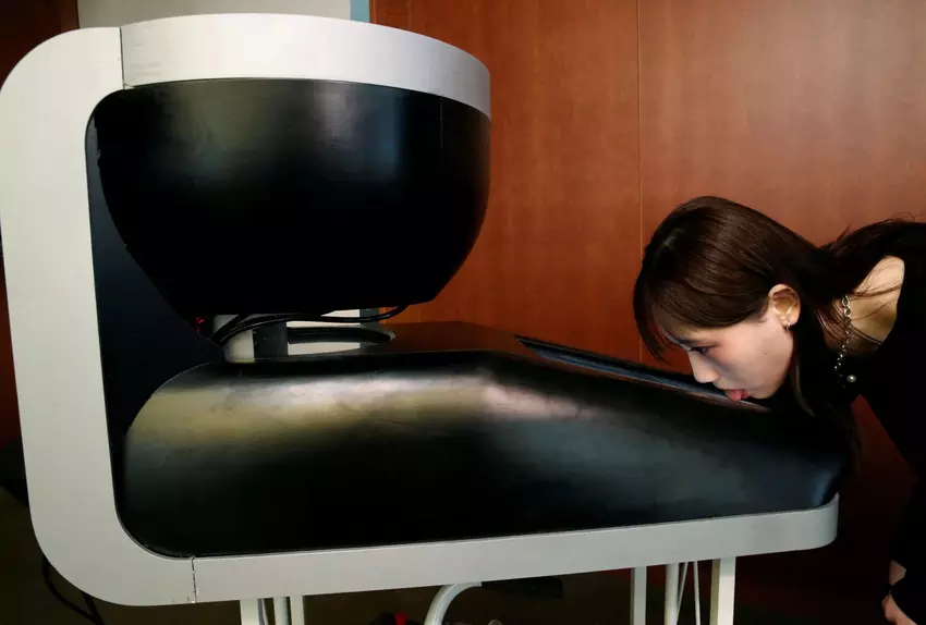 In Japan haben sie einen Fernseher geschaffen, der Geschmack vermittelt – dafür muss man lecken