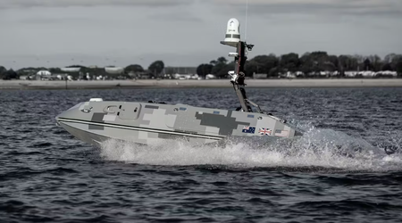 Großbritannien zeigt Überwasserdrohne MARS, die Angriffsdrohnen tragen kann