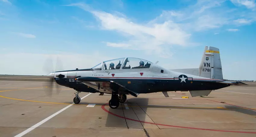 Die US-Luftwaffe wird 99 T-6 Texan II inspizieren, nachdem ein schwerer Sturm mindestens 12 Trainingsflugzeuge in Oklahoma beschädigt hat
