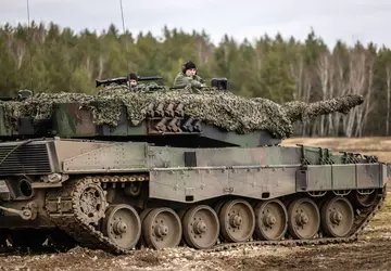 20 M113 APCs, 4 Leopard 2 ...