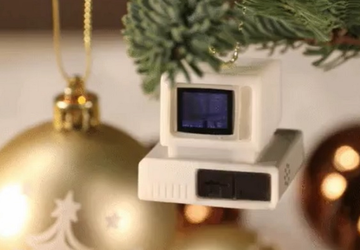 Enthusiast spielt Doom auf einem Weihnachtsbaumspielzeug