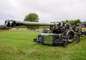 Frankreich liefert sechs TRF1-Haubitzen mit einer ...