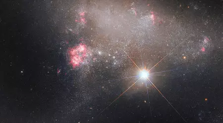 Das Hubble-Weltraumteleskop hat ein spektakuläres Bild der irregulären Galaxie ARP 263 und einer stellaren Fotobombe aufgenommen