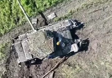 Ukrainische Drohne verbrennt russischen aufgerüsteten T-72B-Panzer ...
