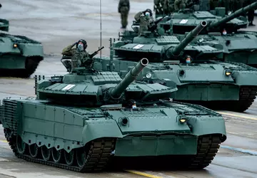 Ukrainische Drohne zerstört aufgerüsteten russischen T-80BVM-Panzer ...