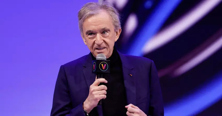 Bernard Arnault, Milliardär mit einem Vermögen von 152 Milliarden Dollar, hat seinen Privatjet verkauft, um nicht von Öko-Aktivisten auf Twitter verfolgt zu werden