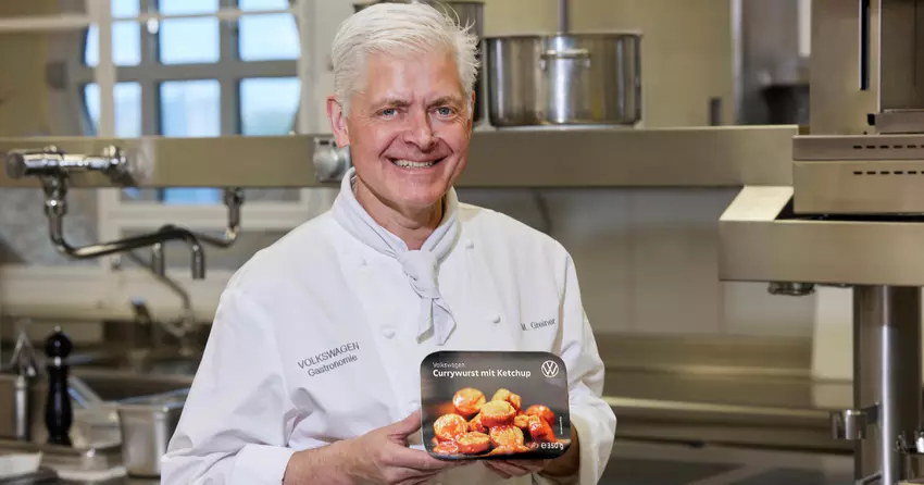 Markus Greiner mit einem Pack Currywurst mit Ketchup