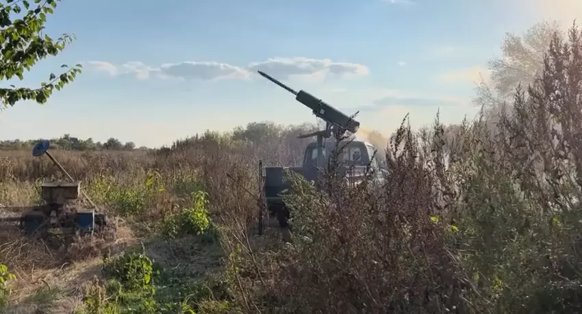 Das ukrainische Militär hat ein improvisiertes Mehrfachraketenwerfersystem aus einem LAU-131-Flugzeugwerfer und ungelenkten Hydra-70-Raketen auf der Basis eines Geländewagens entwickelt